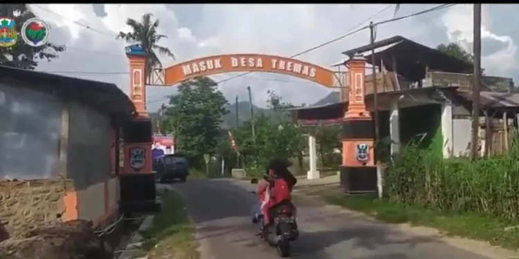 Pintu gerbang Desa Tremas, Kecamatan Arjosari, Kabupaten Pacitan./tugu malang