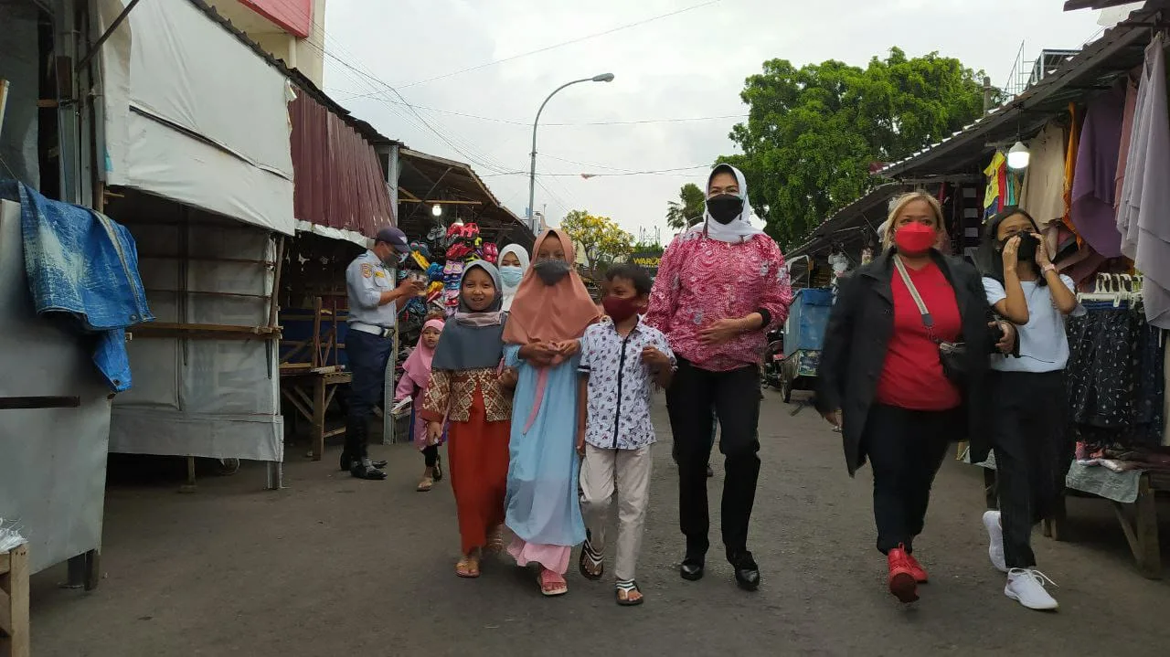 Wali Kota Batu, Dewanti Rumpoko bersama anak yatim piatu