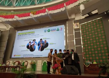Kegiatan Seminar Nasional peringatan HUT Ke-76 Provinsi Jawa Timur (Jatim) bertema "Skenario Smart Province untuk Jatim Bangkit 2021" secara hybrid. (Foto: Tangkapan layar/Feni)