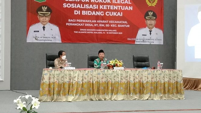 Mahrus Ali, Anggota Komisi III DPRD Kabupaten Malang memaparkan materi manfaat cukai/tugu malang