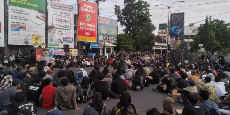 Masa aksi berkumpul mendengarkan orasi dari salah satu perwakilan mahasiswa dalam asksi Gjayan Memanggil, Sabtu (9/10/2021)