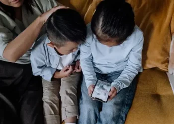 Ilustrasi orang tua mendampingi anak mengakses gadget.