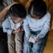 Ilustrasi orang tua mendampingi anak mengakses gadget.