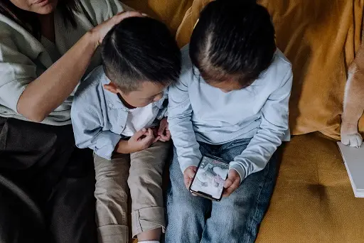 Ilustrasi orang tua mendampingi anak mengakses gadget.