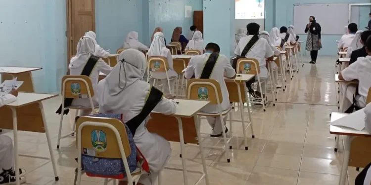 Dinas Kesehatan saat sosialisasi di SMK