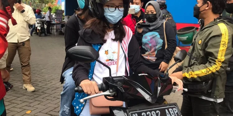 Salah seorang remaja ditolak saat hendak vaksin karena NIK dipakai orang lain