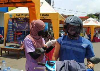 Warga Kota Batu Ramai-Ramai Akses Vaksinasi Drive Thru di Alun-Alun