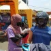 Warga Kota Batu Ramai-Ramai Akses Vaksinasi Drive Thru di Alun-Alun