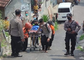 Petugas kepolisian melakukan evakuasi terhadap jenazah gantung diri di Kelurahan Mergosono, Kecamatan Kedungkandang, Kota Malang, Kamis (21/10/2021)