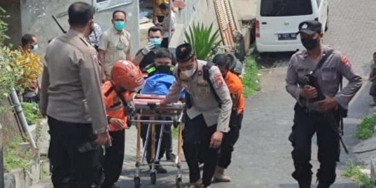 Petugas kepolisian melakukan evakuasi terhadap jenazah gantung diri di Kelurahan Mergosono, Kecamatan Kedungkandang, Kota Malang, Kamis (21/10/2021)