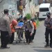 Petugas kepolisian melakukan evakuasi terhadap jenazah gantung diri di Kelurahan Mergosono, Kecamatan Kedungkandang, Kota Malang, Kamis (21/10/2021)