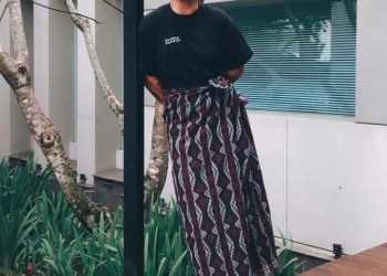 Influencer Marlo mengenakan batik dengan style kekinian/tugu malang
