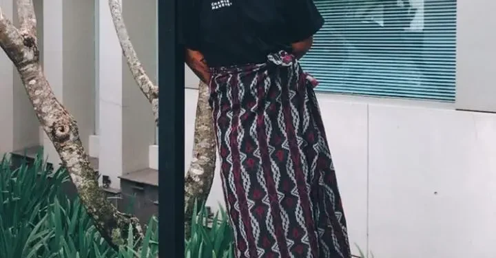 Influencer Marlo mengenakan batik dengan style kekinian/tugu malang