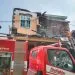 Petugas melakukan pendinginan setelah rumah pengusaha sepatu kebakaran
