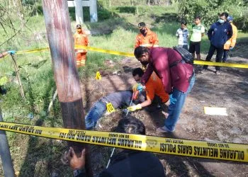 polisi lakukan olah TKP di sekitar temuan mayat