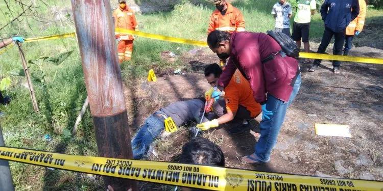 polisi lakukan olah TKP di sekitar temuan mayat