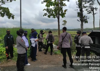seorang pemulung menemukan mortir di sungai