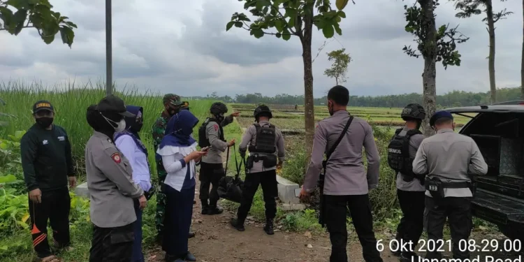 seorang pemulung menemukan mortir di sungai