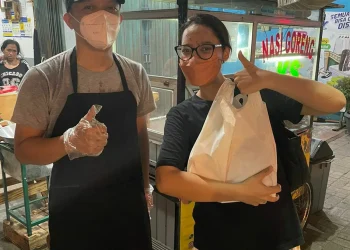 Mantan pegawai KPK jual nasgor dekat rumahnya.