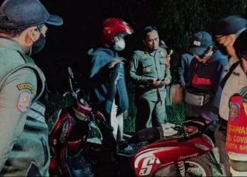Satpol PP Kota Batu membubarkan kerumunan