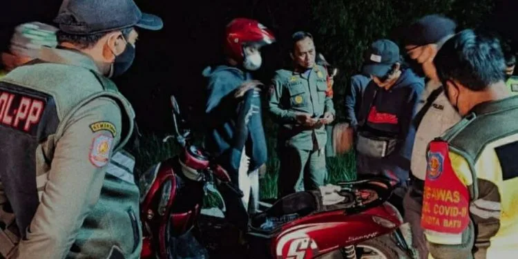 Satpol PP Kota Batu membubarkan kerumunan