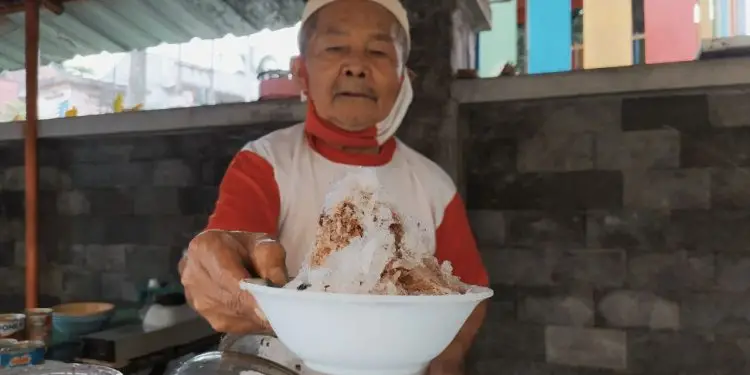 Pak Said menyajikan es campur legendaris