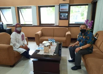 Aqua dwipayana bersama Direktur RSUD dr Mohamad Soewandhie