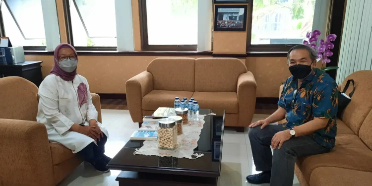 Aqua dwipayana bersama Direktur RSUD dr Mohamad Soewandhie