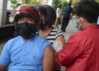 Foto: Masyarakat menjalani vaksinasi drive thru di halaman Stadion Gajayana Kota Malang (Rubianto)