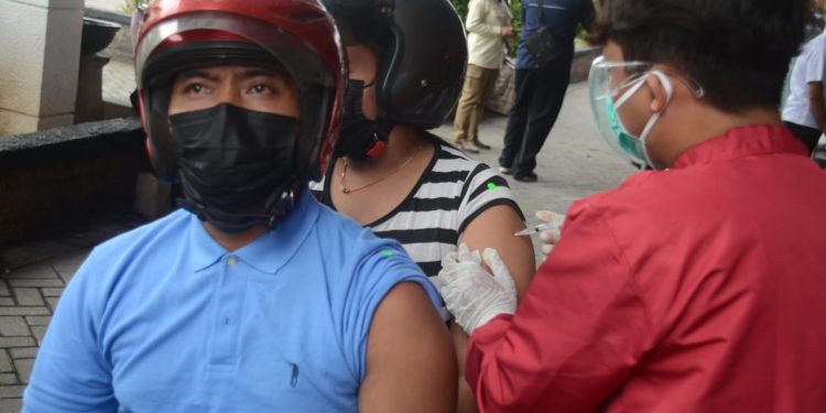 Foto: Masyarakat menjalani vaksinasi drive thru di halaman Stadion Gajayana Kota Malang (Rubianto)