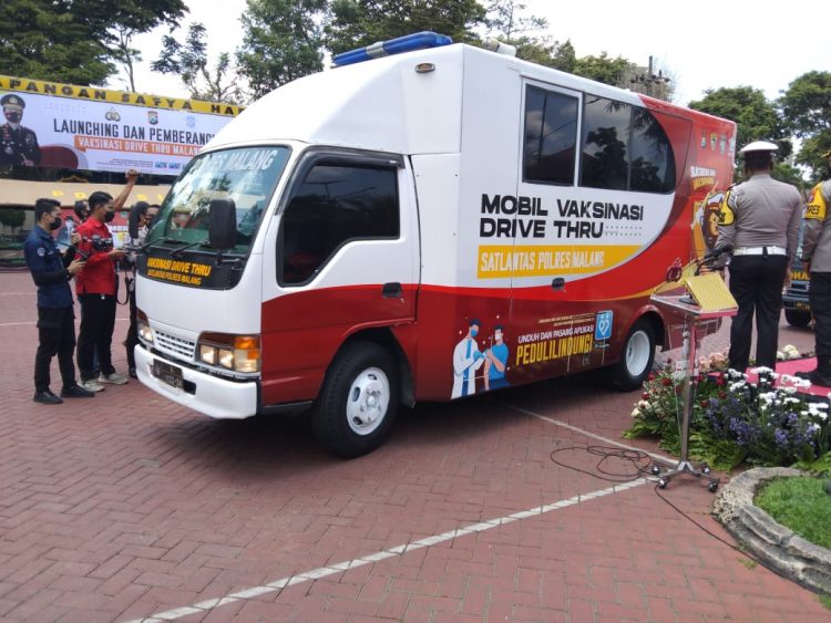 Mobil vaksinasi Drive thru Polres Malang. foto/Rizal Adhi