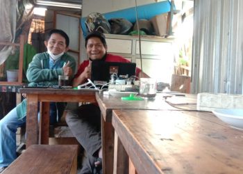 Saya bersama Yayak (kanan) mampir di Cafe Paijo. Foto/Zamzuri.