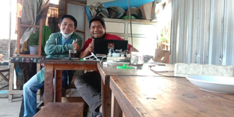 Saya bersama Yayak (kanan) mampir di Cafe Paijo. Foto/Zamzuri.