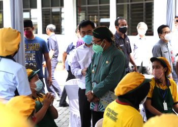 Wali Kota Malang Drs. H. Sutiaji salurkan secara simbolis BLT bagi 5.662 buruh pabrik rokok.
