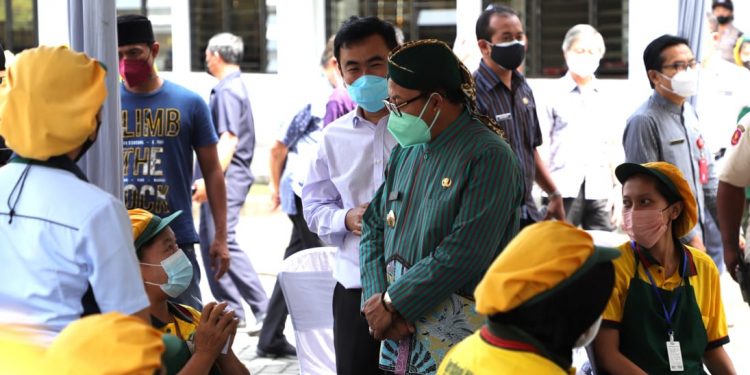 Wali Kota Malang Drs. H. Sutiaji salurkan secara simbolis BLT bagi 5.662 buruh pabrik rokok.