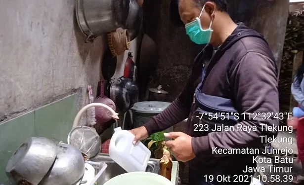 Petugas mengambil sampel air untuk diuji
