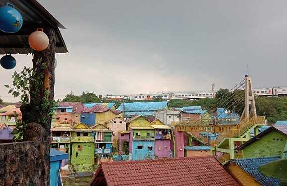 Destinasi wisata Kampung Warna warni Jodipan Kota Malang.