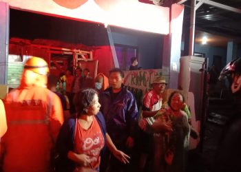 Warga RW 9 Kelurahan Jatimulyo, Kecamatan Lowokwaru, Kota Malang berbondong-bondong mengungsi dalam proses evakuasi.
