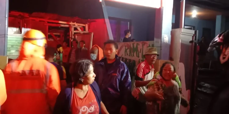 Warga RW 9 Kelurahan Jatimulyo, Kecamatan Lowokwaru, Kota Malang berbondong-bondong mengungsi dalam proses evakuasi.