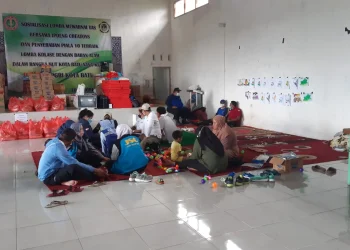 Dinsos memberikan trauma healing untuk para korban banjir bandang Kota Batu
