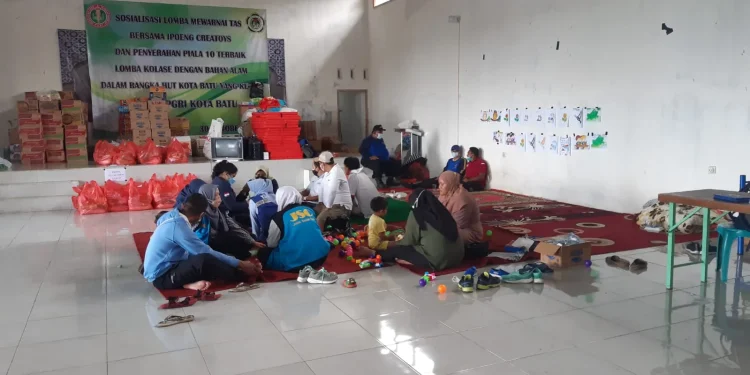 Dinsos memberikan trauma healing untuk para korban banjir bandang Kota Batu
