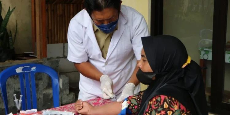 Pemeriksaan cholinesterase darah kepada 300 petani di Kota Batu. Foto: dok