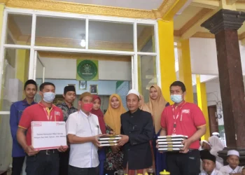 Pakai Uang Kembalian Konsumen, Alfamart Salurkan Donasi Sarung untuk Santri Ponpes Nur Ilahi