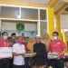 Pakai Uang Kembalian Konsumen, Alfamart Salurkan Donasi Sarung untuk Santri Ponpes Nur Ilahi