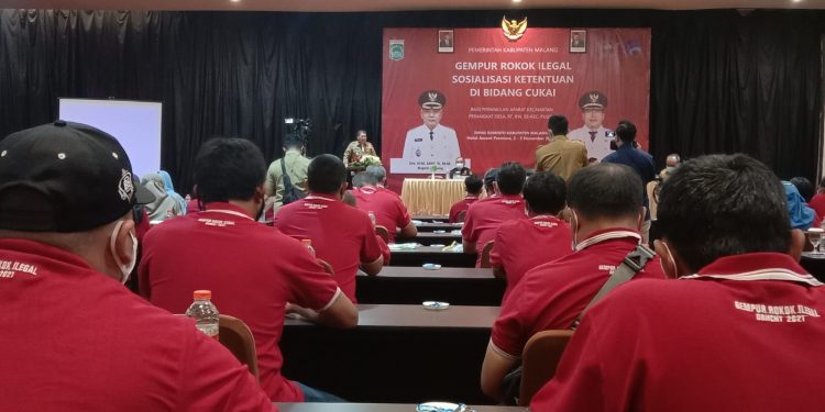 Wakil Bupati Malang, Didik Gatot Subroto memaparkan materi dalam sosialisasi bidang cukai. Foto: M Sholeh