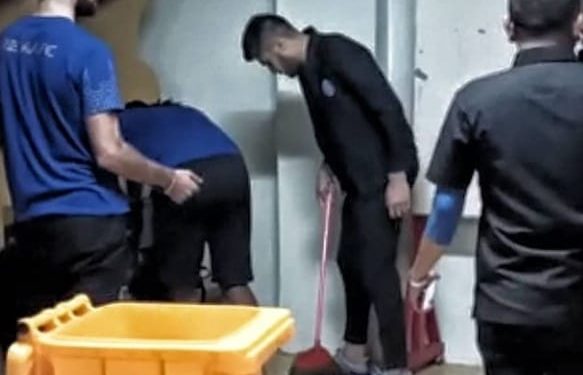 Tim Arema FC membersihkan ruang ganti usai berlaga melawan Madura United di Stadion Sultan Agung Bantul. Foto: Arema FC