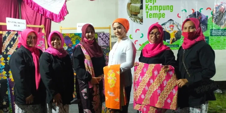 Warga memamerkan batik tempe khas Desa Beji. Foto: Pemdes Beji