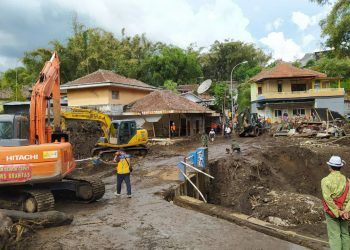 Proses evakuasi material banjir bandang yang memutus akses jembatan penghubung di Dusun Kliran, Desa Bulukerto, pada Jumat (5/11/2021). Foto: Ulul Azmy