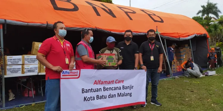 alfamart - Alfamart Salurkan Bantuan untuk Korban Banjir Bandang