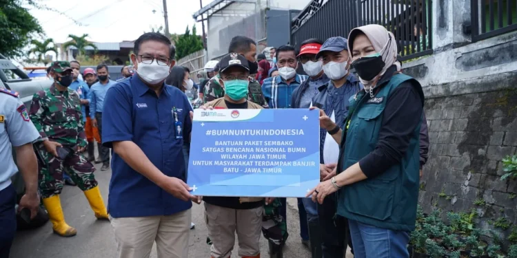 Penyerahan bantuan untuk korban banjir bandang di Kota Batu dan Malang. Foto: dok